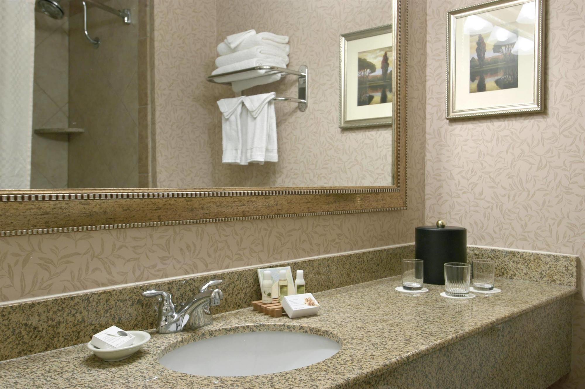 Red Lion Hotel Туин Фолс Екстериор снимка